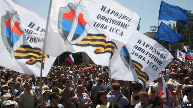 Pro-separatist supporters attend a rally waving flags for the so-called People's Republic of Donetsk (18 May 2015)