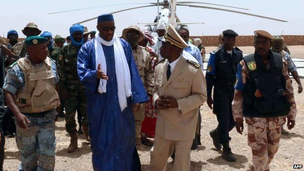 Mali's Prime minister Moussa Mara (centre) speaks to the prefect after arriving aboard a UN helicopter to Kidal, Mali 17 May 2014