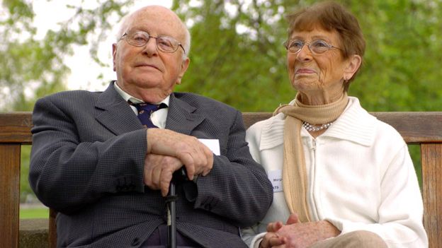 Montgomery's interpreter Derek Knee dies aged 91 - BBC News