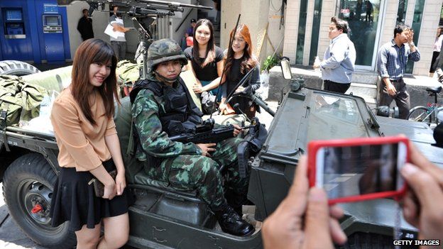 Girls posing with a soldier in Bangkok (20 May 2014)