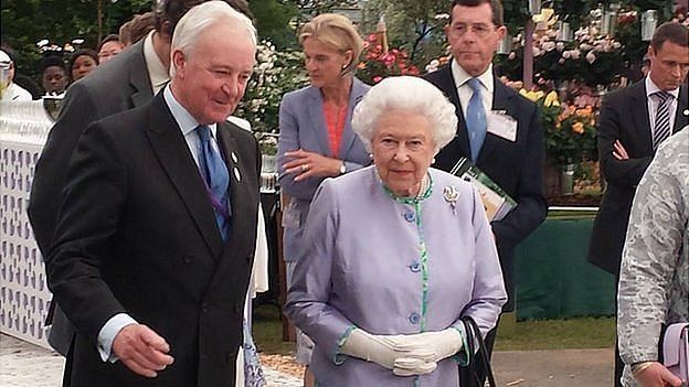 Рэймонд Эвисон показывает королеве Елизавете II клематис Гернси на выставке RHS Chelsea 2014
