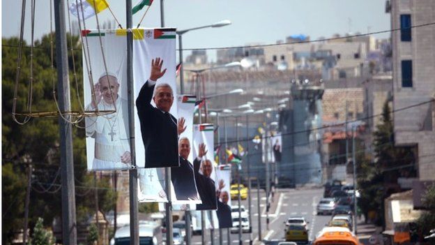 Banners showing Pope Francis and Mahmoud Abbas, Bethlehem (23/05/14)
