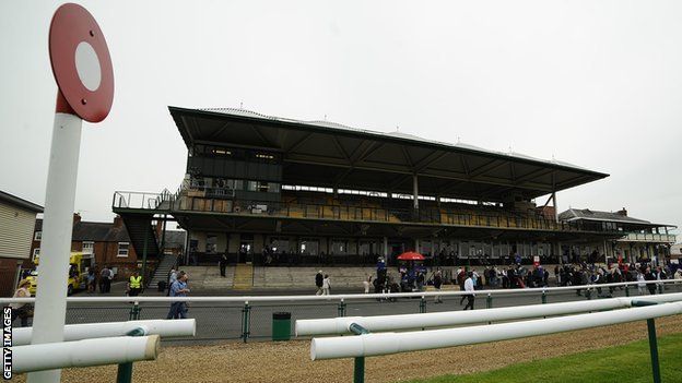 Warwick Racecourse loses four flat fixtures after horse dies - BBC Sport