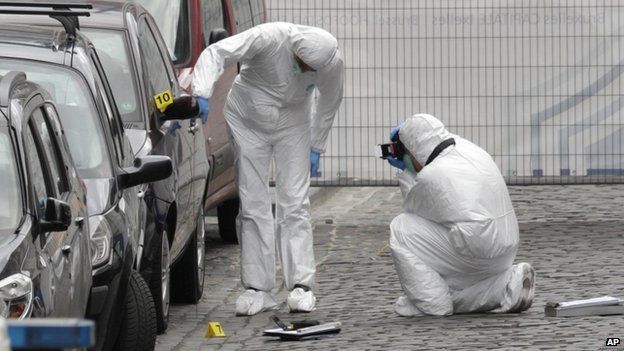 Forensic experts examine the site of a shooting at the Jewish museum in Brussels, 24 May 2014.
