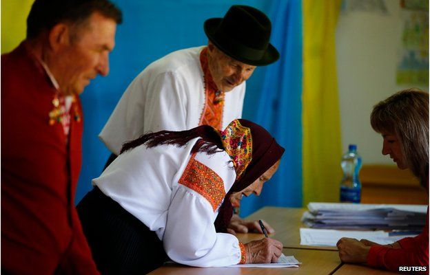 Couple queue to receive ballot papers, Kosmach, western Ukraine (25 May)