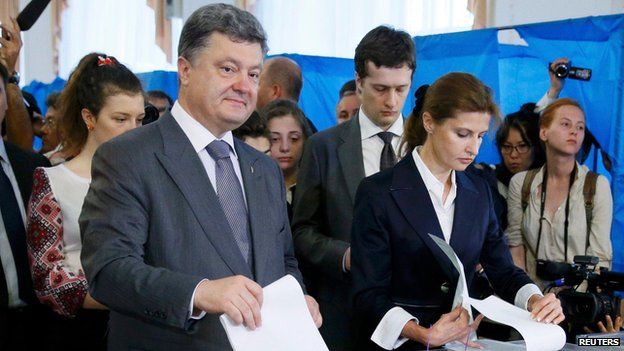 Presidential front-runner Petro Poroshenko and his wife Maryna voting in Kiev (25 May)
