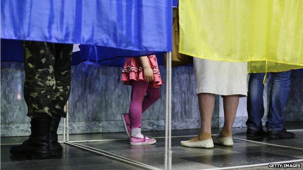 Voters in Kiev in polling booths (25 May)