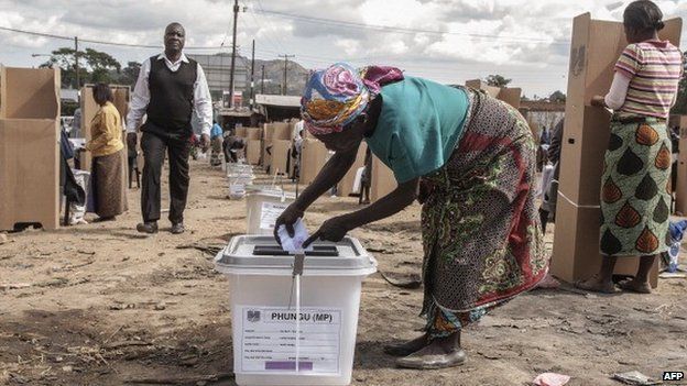 A Malawian woman casts her ballot - 21 May 2014