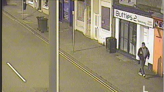 Police issue CCTV after Forfar Road attempted robbery - BBC News