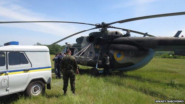 Ukraine Army Helicopter Shot Down Near Sloviansk 12 Dead Bbc News 0410