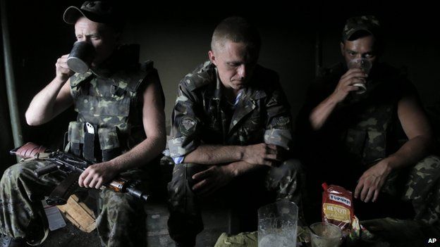 Ukrainian soldiers at a checkpoint outside Sloviansk (29 May 2014)