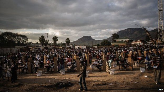 Hundreds of residents from the Ndirande township queue to vote in Blantyre, Malawi, 21 May 2014