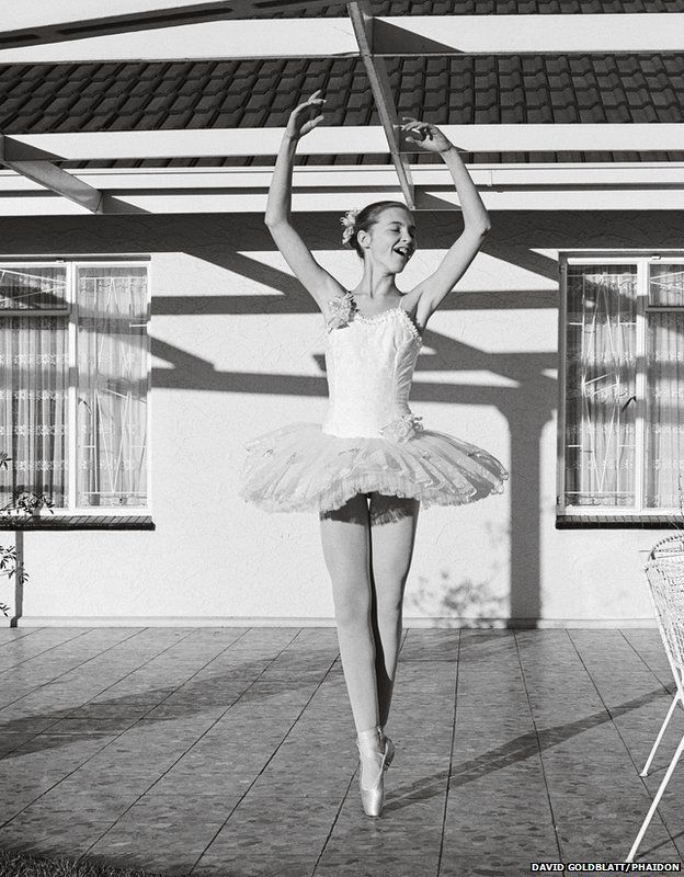 Девушка в балетной пачке на крыльце, 1980. Автор Дэвид Голдблатт