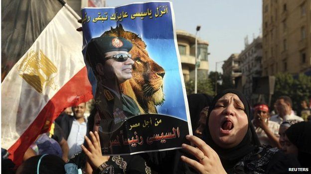 Woman holds poster of Abdul Fattah al-Sisi (20/05/14)