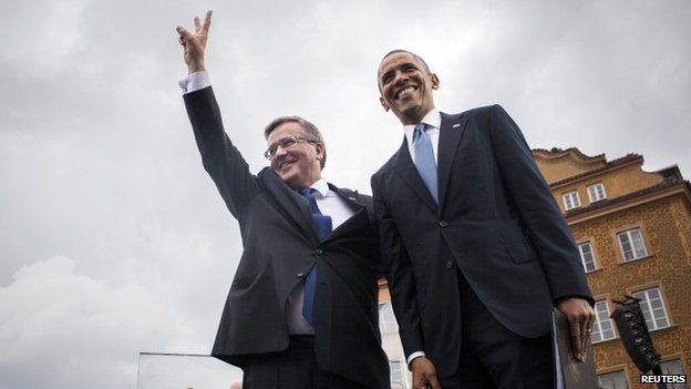 Poland's President Bronislaw Komorowski gestures next to US President Barack Obama (r) during a ceremony marking the "Freedom Day" anniversary