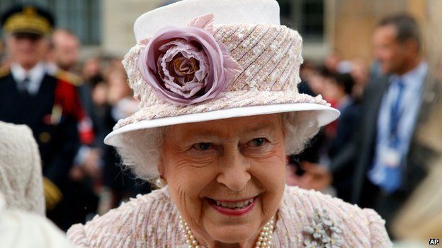 Queen honoured with renaming of Paris flower market - BBC News