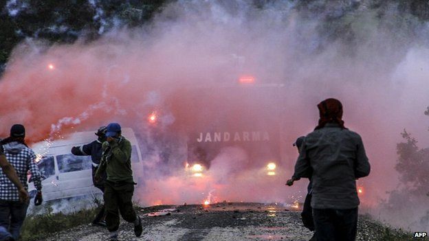 Kurdish militants clash with Turkish riot police at Lice in Diyarbakir 26/05/2014
