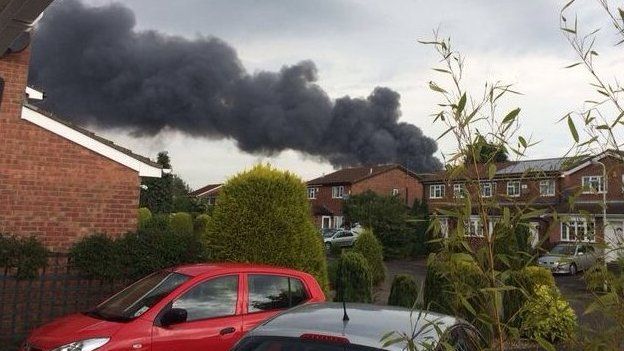 Hundreds evacuated after Leicestershire factory blaze - BBC News