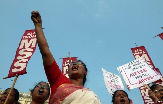 Индийские активисты из Центра социального единства Индии (SUCI) выкрикивают лозунги против правительства штата в знак протеста против группового изнасилования и убийства двух девочек в районе Бадаун