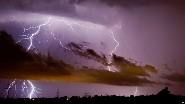 In pictures: Storms batter Germany - BBC News