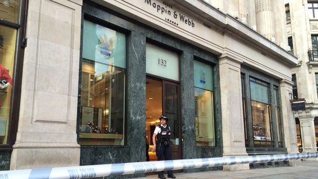 Mappin and Webb raid: Blonde-wigged man in Cartier watch smash and