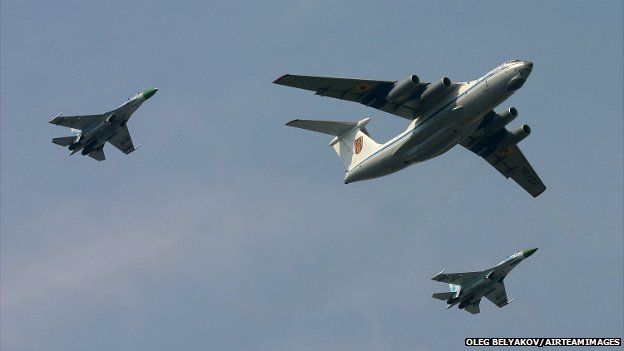 An Ukrainian Il-76 aircraft flanked by two Su-27s during a military parade - 24 August 2008