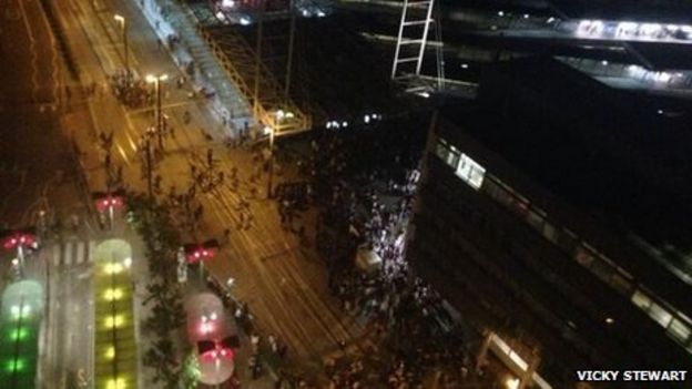 East Croydon illegal rave leads to injuries and arrests - BBC News