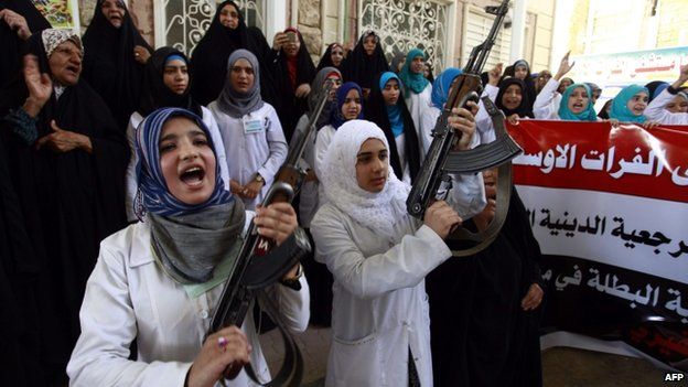 Shia women holds up her weapon in Najaf (18 June 2014)