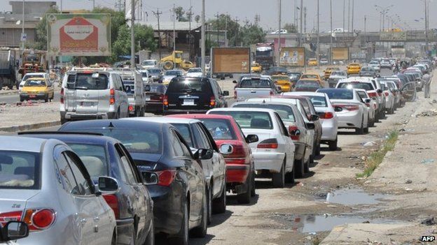 Iraqi motorists queue for fuel in Kirkuk (18 June 2014)