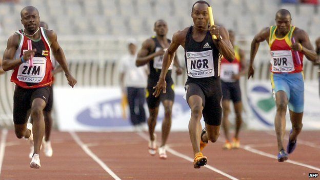 Nigeria's Metu Obina (C), runs between Zimbabwe's Lewis Banda (L) and Burkina Faso's Idrissa Sanou (R) to win the Men's 4 x 100 relay final on 20 July 2007 at the All-African-Games in Algiers