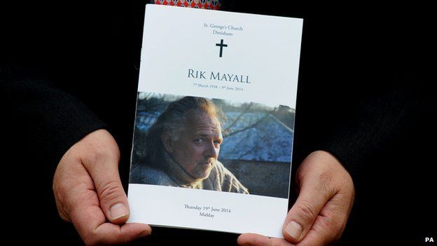 Порядок службы на похоронах Рика Мэйалла