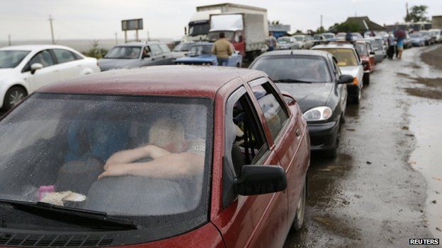 People wait inside their cars on the Ukraine-Russia border. Photo: 20 June 2014