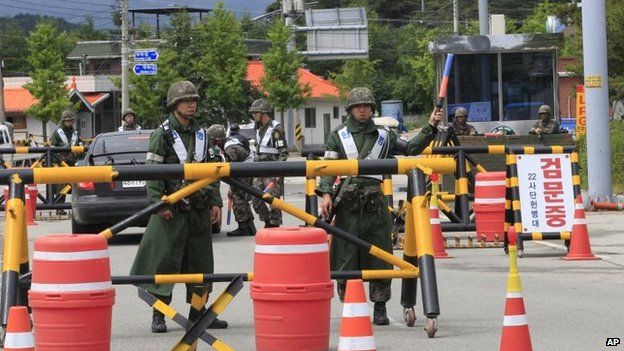 Южнокорейские солдаты занимают контрольно-пропускной пункт рядом с демилитаризованной зоной (ДМЗ) между двумя Кореями в провинции Канвон, Южная Корея, 22 июня 2014 г.