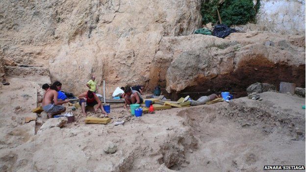 Digging at the El Salt site