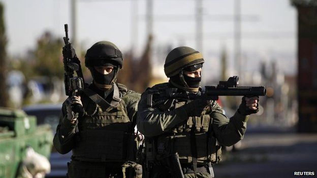 Israeli riot police in Shufat, East Jerusalem (2 July 2014)