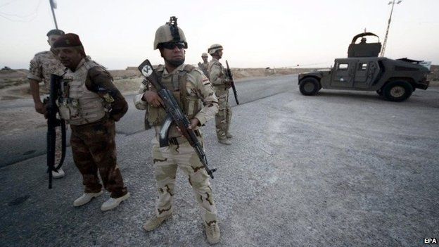 Iraqi soldiers at Arar, near the Iraqi border with Saudi Arabia (28 June 2014)