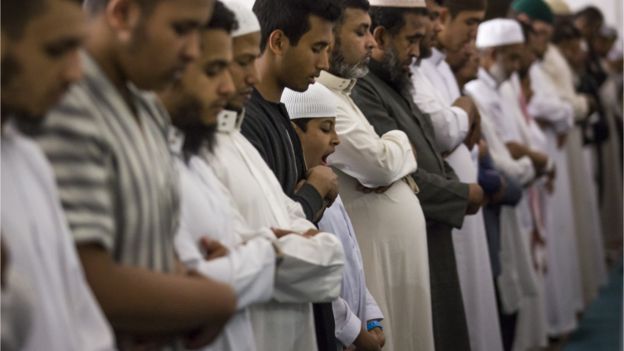 UK imams condemn Isis in online video - BBC News