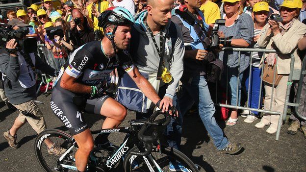Cavendish crosses the finish line injured