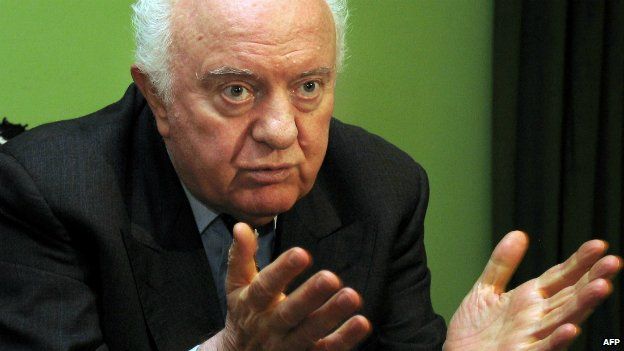 Eduard Shevardnadze talks to journalists at his home outside Tbilisi - 28 November 2003