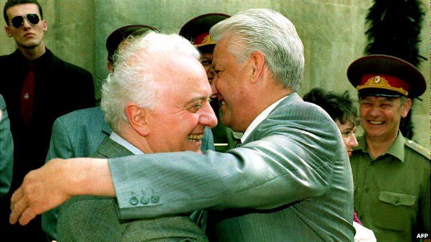 Russian President Boris Yeltsin welcomes Eduard Shevardnadze to a meeting in Dagomys - 24 June 1992