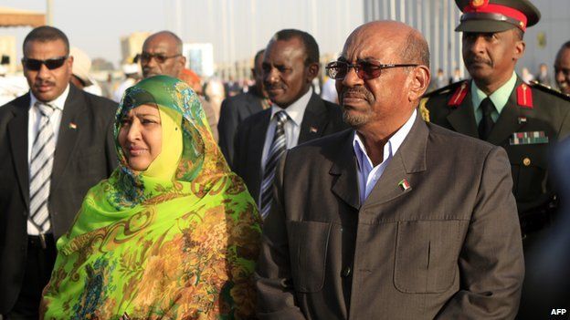 Sudan's President Omar al-Bashir and his wife Widad Babiker wait before welcoming Ethiopian Prime Minister at Khartoum airport on 3 December 2013