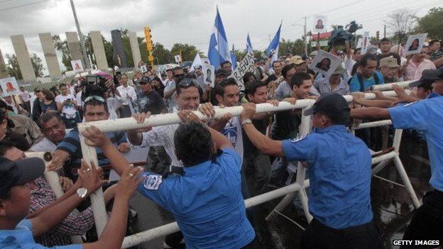 A group of Nicaraguans protests in front the National Parliament against the inter-oceanic canal in Managua on 13 June, 2013