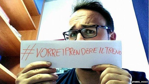 A photo posted by the Twitter handle @fabri_voice showing a man holding a #VorreiPrendereilTreno sign