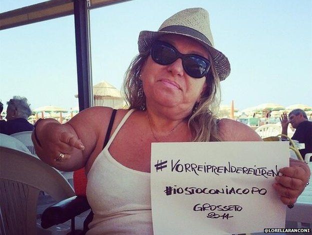 A photo posted from the Twitter handle @lorellaranconi showing a woman holding a #VorreiPrendereilTreno sign