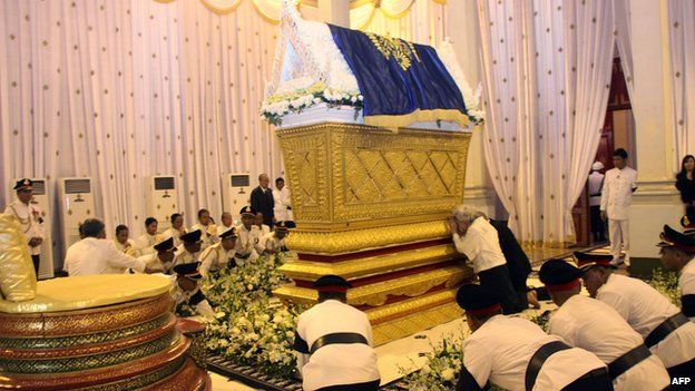 Late King Norodom Sihanouk's widow, Queen Monique, and son, King Norodom Sihamoni, cry close to his coffin at the Royal Palace in Phnom Penh on 17 October 2012.