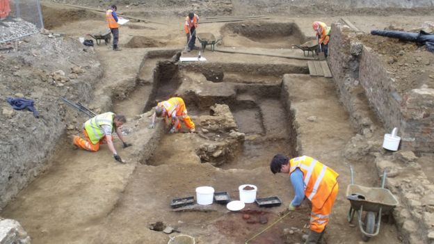 Medieval chess pieces found in Northampton dig - BBC News