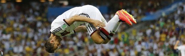 Miroslav Klose somersaults