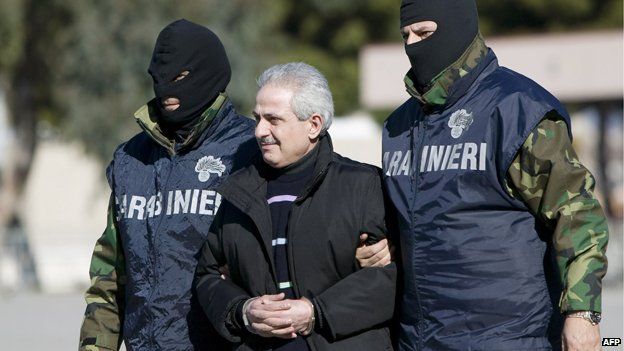 Carabinieri officers flank Ndrangheta boss Pasquale Condello during his arrest in 2008