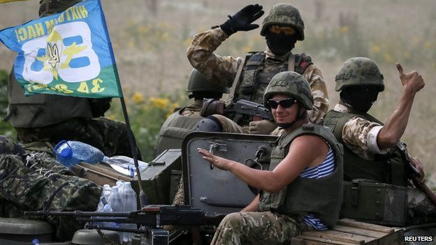 Ukrainian troops are pictured near Sloviansk (11 July 2014)