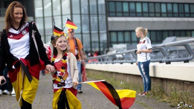 Fans arrive to to welcome the German national soccer team in Berlin (15 July 2014)